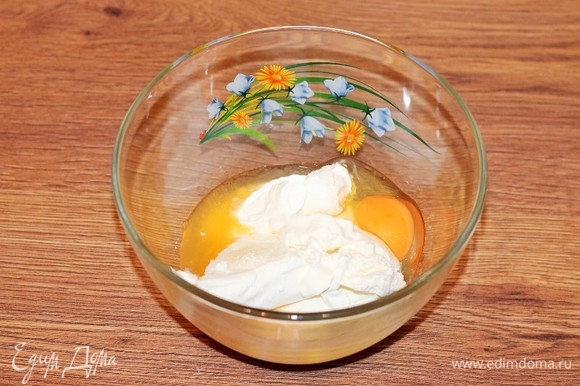 В большую миску выложить протертый творог, ванильный сахар, сахар (1 ст. л.), сметану и яйцо. Добавить сок мандарина (80 мл) и взбить миксером до однородной массы.