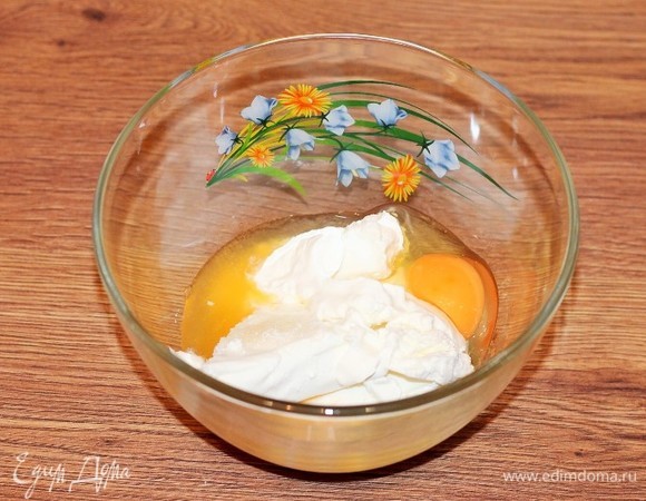 В большую миску выложить протертый творог, ванильный сахар, сахар (1 ст. л.), сметану и яйцо. Добавить сок мандарина (80 мл) и взбить миксером до однородной массы.