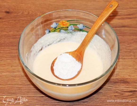 Добавить картофельный крахмал, перемешать и взбить еще раз.