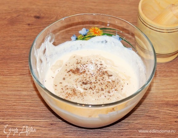 Аккуратно вмешать банановую смесь в творожную массу. Добавить по 1 щепотке молотой гвоздики и корицы, перемешать. Попробовать тесто на сахар, если не сладко — добавить (1 ст. л.).