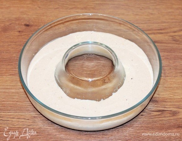 Выложить творожную массу в форму и разровнять.