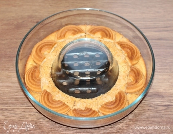 Выпекать запеканку в разогретой до 180°C духовке около 35 минут. Творожная запеканка готова!