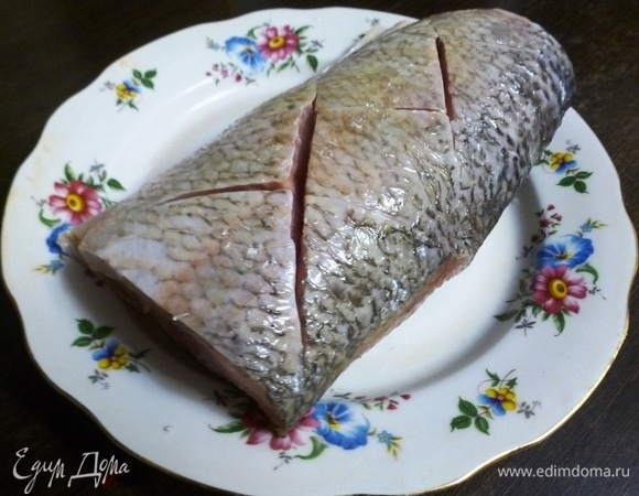 Заранее приготовить красный песто. Красным песто этот соус называется потому, что он готовится из вяленых помидоров. Измельчить в блендере помидоры вместе с маслом, в котором они были. Добавить чеснок, чили, базилик, орехи (у меня кешью). Все измельчить. Сыр натереть на мелкой терке. В чашу блендера к томатной массе добавить каперсы, сыр, влить бальзамический уксус, посолить по вкусу и пробить еще раз. Если будет густовато, то добавить масло из-под вяленых томатов или оливковое масло. У сига отрезать голову и хвост. Сделать надрезы, слегка посолить внутри и снаружи.