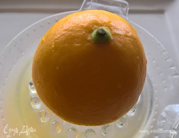 Выжать сок из трех лимонов. В сок добавить соль. В готовый маринад положить утиные грудки.