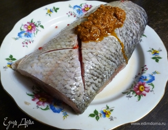 Обмазать красным песто со всех сторон. Старайтесь, чтобы в разрезы соус тоже попал. Дать постоять 30 минут.