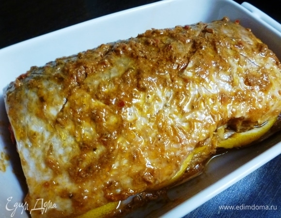 Форму смазать растительным маслом и уложить белую рыбку. В брюшко положить колечки лимона. Духовку предварительно разогреть до 190°C.