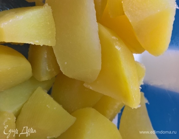 В подсоленной воде отвариваем картофель до полуготовности и выкладываем в чашу гриля. Накрываем крышкой гриля и выставляем температуру 180°C, оставляем на 18 минут. По готовности картофель можно переложить на блюдо или же оставить в чаше и выложить утиные грудки.