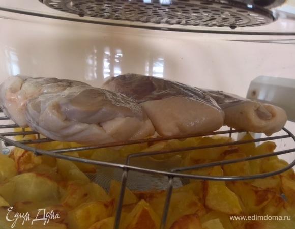 Далее выкладываем маринованные утиные грудки на решетку аэрогриля кожицей вниз, накрываем крышкой и выставляем температуру 180°C на 20 минут.