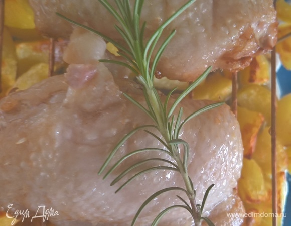 Через 10 минут переворачиваем маринованные утиные грудки кожицей вверх и накрываем крышкой. Через минуту еловый аромат разносится по всему дому, наполняя его новогодним настроением и волшебством.