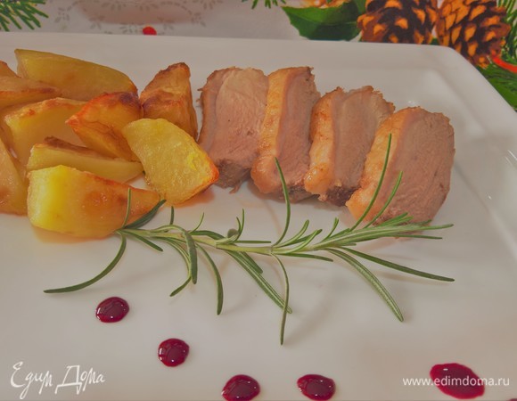 Сервируем по вкусу. Я нарезала грудку на слайсы и украсила тарелку соусом наршраб, который очень хорошо сочетается с любым мясным блюдом, придавая ему особую пикантность. Мы делаем из плодов граната, который растет у нас во дворе. Наршараб можно заменить на бальзамический уксус. С Новым годом!