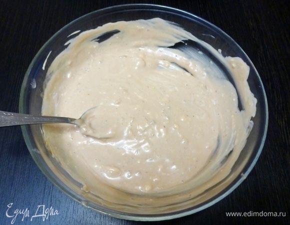 Приготовить соус-маринад для картофеля. Честно говоря, уже давно делаю все на глаз, и приведенное количество ингредиентов весьма условно.