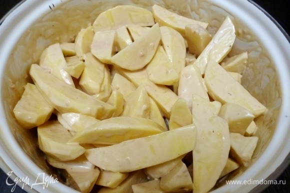 Вылить ароматный соус в картофель, хорошо перемешать и дать пропитаться 40–60 минут.