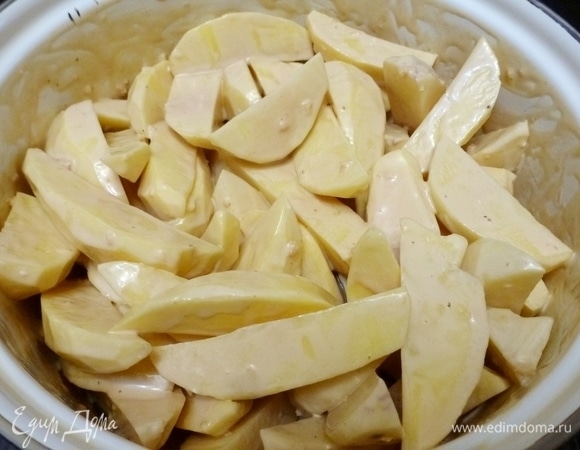 Вылить ароматный соус в картофель, хорошо перемешать и дать пропитаться 40–60 минут.