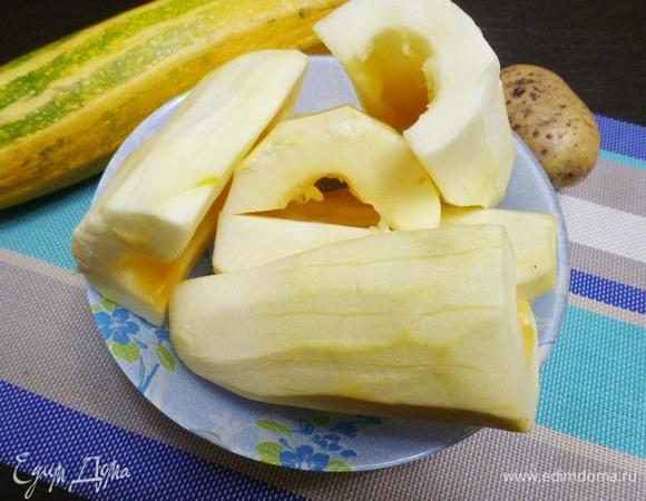 Для закусочного торта сначала нужно приготовить овощные блины. Довольно крупный кабачок почистить от шкурки и семян и натереть на крупной терке. Немного посолить и оставить на 10 минут, кабачок выделит сок, и его нужно будет отжать (без фанатизма!). Молодые кабачки брать не советую — они очень нежные и будут просто расползаться, придется положить больше муки. У меня кабачок домашний, на заднем плане то, как он выглядит.