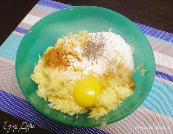 В отжатый кабачок натереть на мелкой терке сырую крупную картофелину. Добавить яйцо, муку, перец красный и черный, мускатный орех или другие любимые специи. Муку кладите частями, смотрите, чтобы не переборщить, иначе блины будут жесткими.