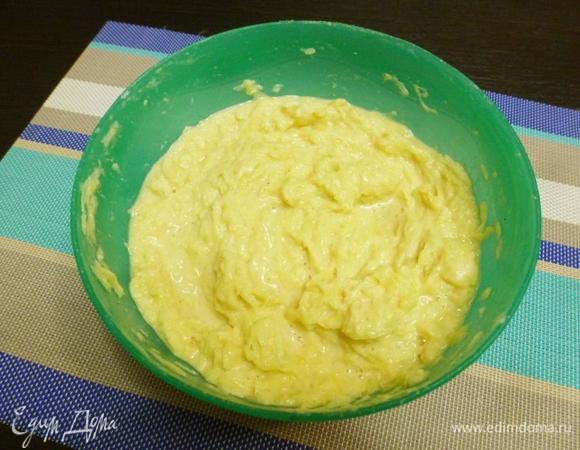 Вот такое получается тесто. Визуально тесто разделить на 2 части. Это для того, чтобы во вторую половину позже добавить небольшую вареную свеклу.