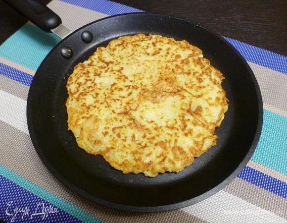 Тесто густоватое, само не растекается, поэтому накладывать и размазывать по разогретой сковороде ложкой, придавая круглую форму. Жарить на умеренном огне до золотистой корочки. Я жарю на сковороде-блиннице.