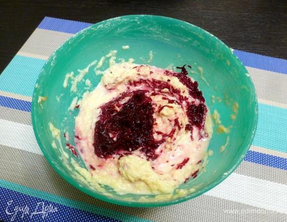 Вторую половину теста окрасить в малиновый цвет, добавив натертую на мелкой терке вареную свеклу.