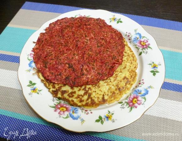 Жарить красные блинчики так же, как и светлые. У меня получилось три светлых блина и три красных. Всего 6 штук.