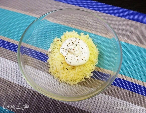 Для красных блинов приготовить белую прослойку из натертого сыра, чеснока и майонеза.