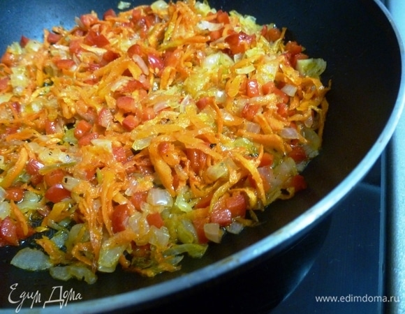 Приготовить овощную прослойку для светлых блинчиков. Для этого обжарить лук, морковь и сладкий перец до мягкости. В конце добавить томатный соус, влить немного воды и протушить минуты 2. Посолить, поперчить и добавить сахар для вкусового баланса. Чтобы начинка не выпадала из торта, в нее можно положить 1–2 ч. л. крахмала. Тогда она будет хорошо прилипать к блинчикам.