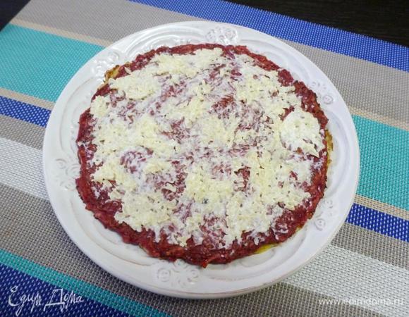 Красный блин смазать сырно-чесночной пастой. Если хотите поострей, то добавьте еще чеснока.