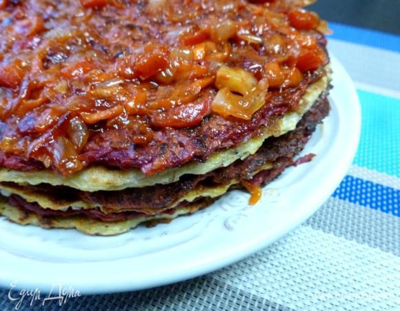 Собрать торт полностью, чередуя красные и светлые блины.