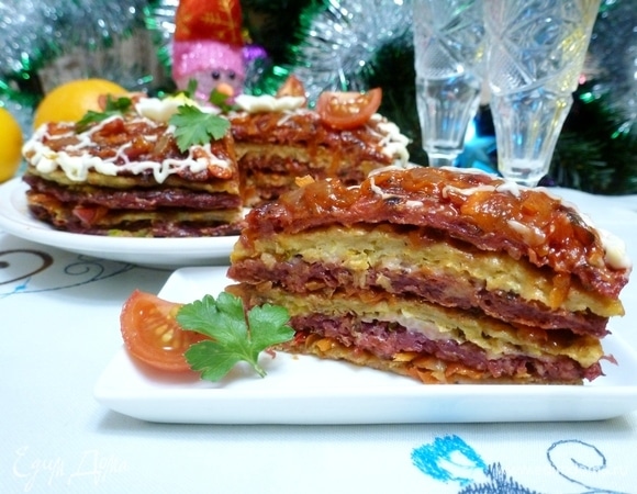 Украсить овощной торт майонезной сеточкой, зеленью, ромашками из вареного яйца. Или как нравится. Дать закусочному торту пропитаться всеми ароматами несколько часов. Приятного аппетита!