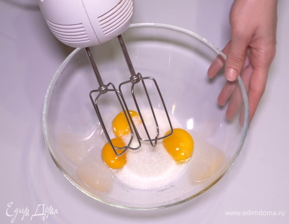 Для начала приготовим масляный или, как его еще называют, шифоновый бисквит с пористой, нежной и слегка влажноватой структурой. Аккуратно разделяем яйца на белки и желтки. К желткам добавляем половину сахара, ванилин (1 пакетик) и взбиваем миксером достаточно долго и интенсивно.