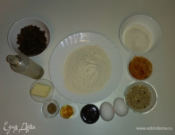 Собираем вместе все необходимые ингредиенты. Пряничные специи, которые указаны в перечне ингредиентов, — это смесь молотых пряностей, а точнее имбирь, корица, бадьян, кардамон, перец душистый, гвоздика, перец черный. Мед я использовала гречишный, но вы можете использовать любой, который вам нравится. Ещё я указала в ингредиентах апельсиновые цукаты, но если их у вас нет, то вполне подойдет кожура половины апельсина. Также для кекса я использую мюсли. В данный кекс подойдут мюсли с орехами или ягодами. Изюм промываем и удаляем веточки, если они встретятся. Все собрано, и можно приступать.