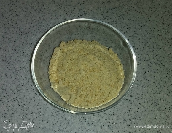 Мюсли кладем в блендер и измельчаем до состояния муки.