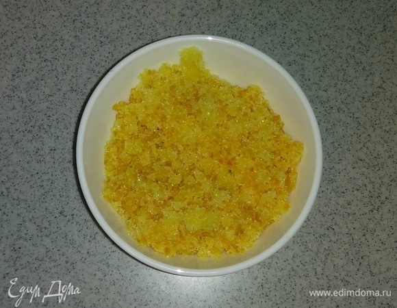 Затем кладем в блендер сахарный песок и апельсиновые цукаты. После чего измельчаем мелко цукаты, смешивая их с сахарным песком.