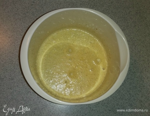 В глубокую емкость разбиваем куриные яйца и добавляем размягченное при комнатной температуре сливочное масло. Перемешиваем все миксером до однородного состояния.