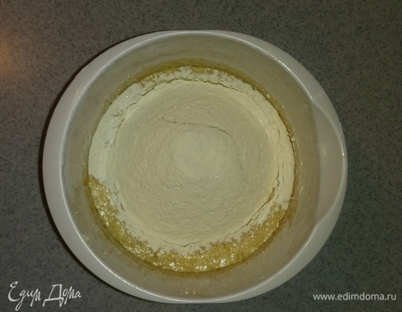 Затем в эту же емкость добавляем просеянную блинную муку. И снова все перемешиваем миксером до однородного состояния. Тесто для кекса должно напоминать густую сметану, если тесто получилось слишком густое, то можно добавить еще чуть-чуть коньяка или меда.