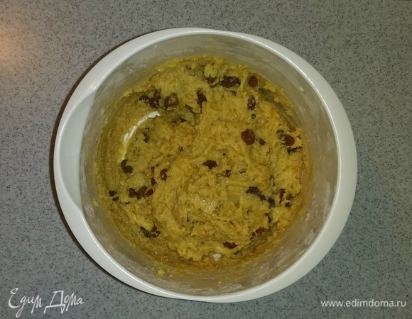 Затем в получившееся тесто добавляем изюм. Перемешиваем тесто и изюм с помощью столовой ложки, стараясь, чтобы изюм равномерно распределился в тесте.