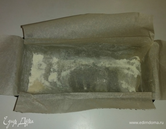 Форму, в которой будем печь кекс, застилаем бумагой для выпечки, смазываем ее оливковым маслом и посыпаем чуть-чуть блинной мукой.