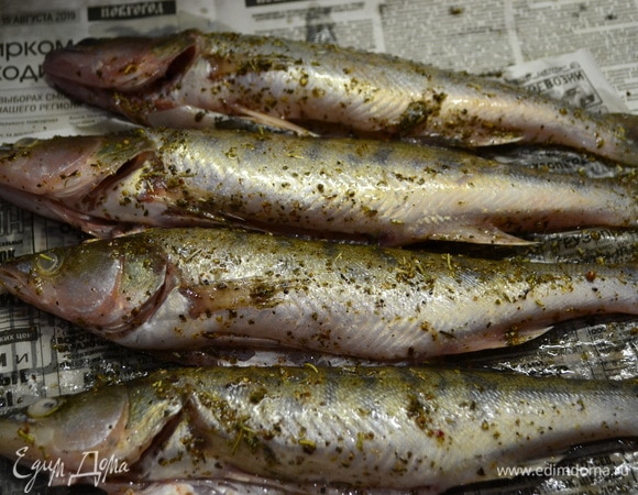 Чистим судака размером на одну порцию, натираем солью и прованскими травами. Полить маслом и оставить мариноваться. В это время почистим картофель и нарежем салат.