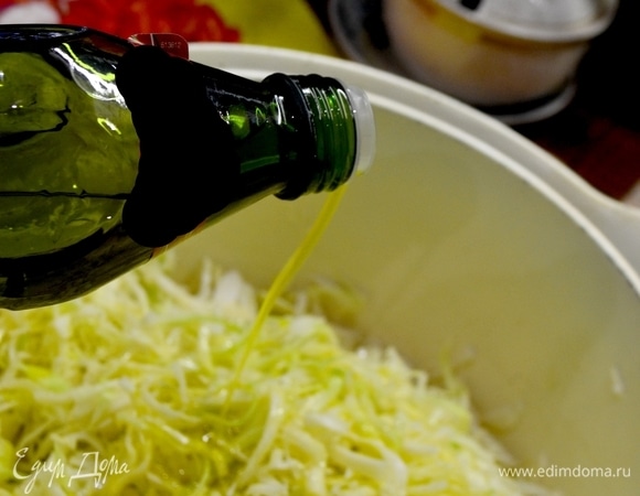 Салат: капусту шинкуем соломкой. Посолить и полить маслом. Редис режем дольками и красный болгарский перец. Добавляем зеленый горошек и зелень.