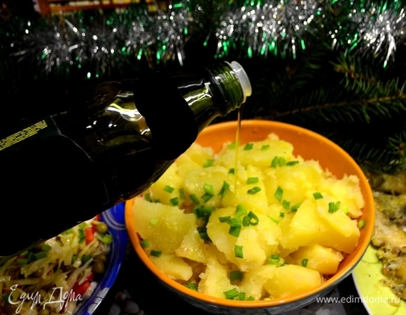 Отваренный картофель полить маслом.