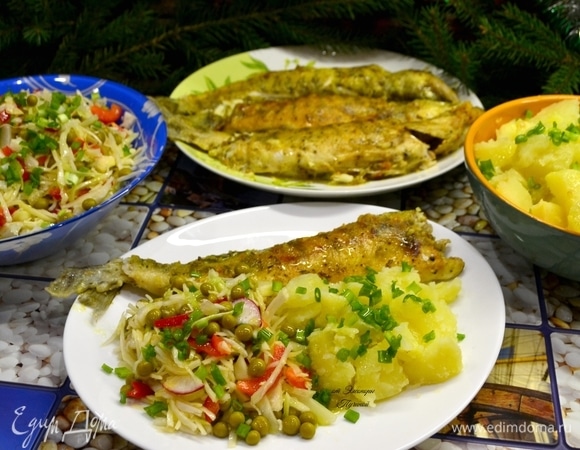 Накрываем на стол сразу в отдельных салатниках, и каждый сам себя обслужит по мере надобности!) Приятного аппетита!