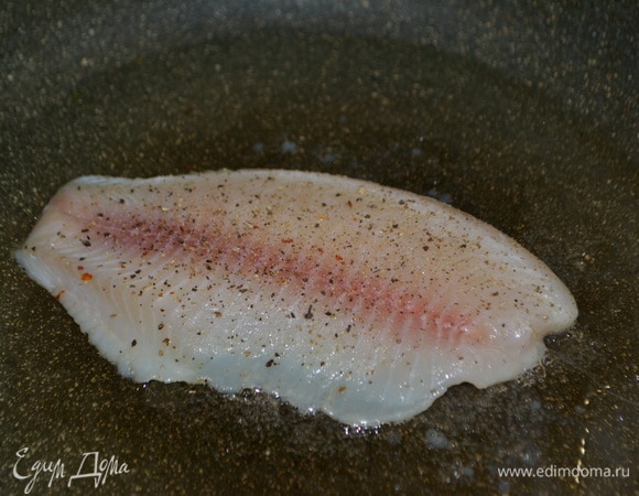 Тилапию посолить, поперчить, дать полежать 10 минут. Обжарить на медленном огне с двух сторон до золотистого цвета.