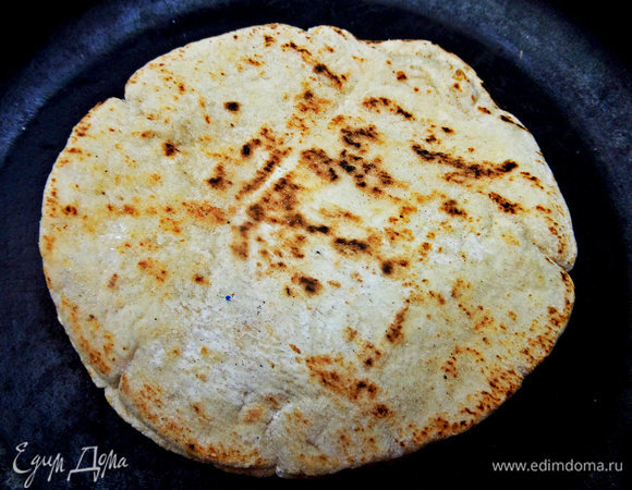 Готовую питу подсушить в духовке или на сковороде.