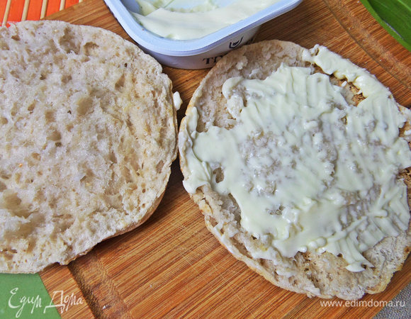 Промазать нижнюю часть плавленым сыром.