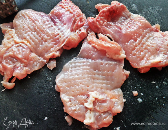 Куриное филе заранее отбить.