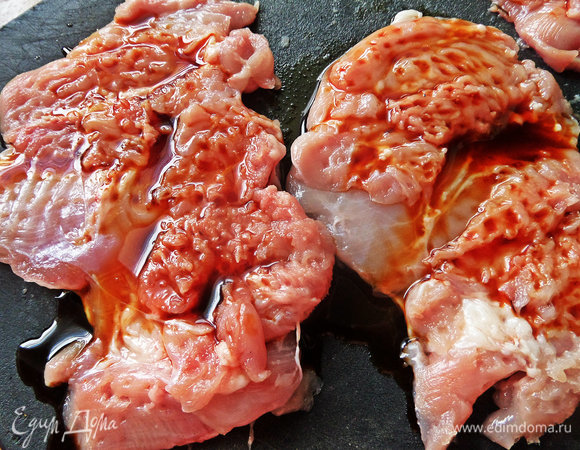 Полить соевым соусом.