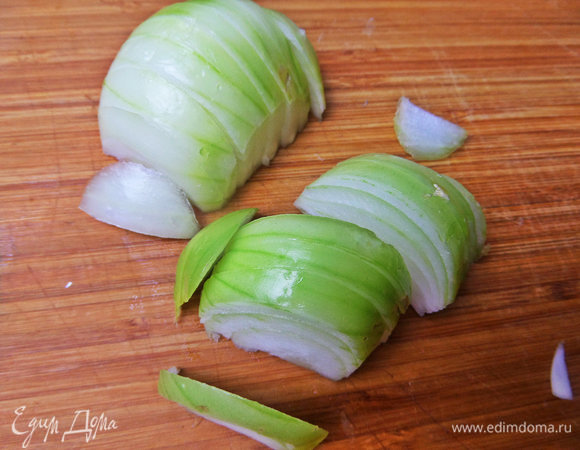 Лук нарезать полукольцами.