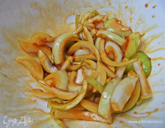 Сбрызнуть соевым соусом.