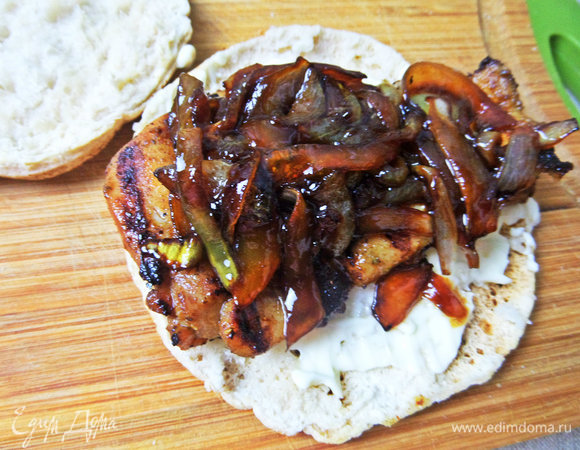 На питу перенести кусочек курицы, сверху — лук.