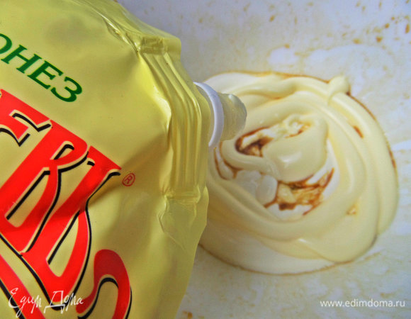 Майонез ТМ «Махеевъ» смешать со сметаной.