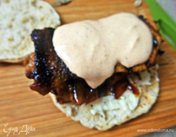 Смешать и полить курицу (2 ст. л.).